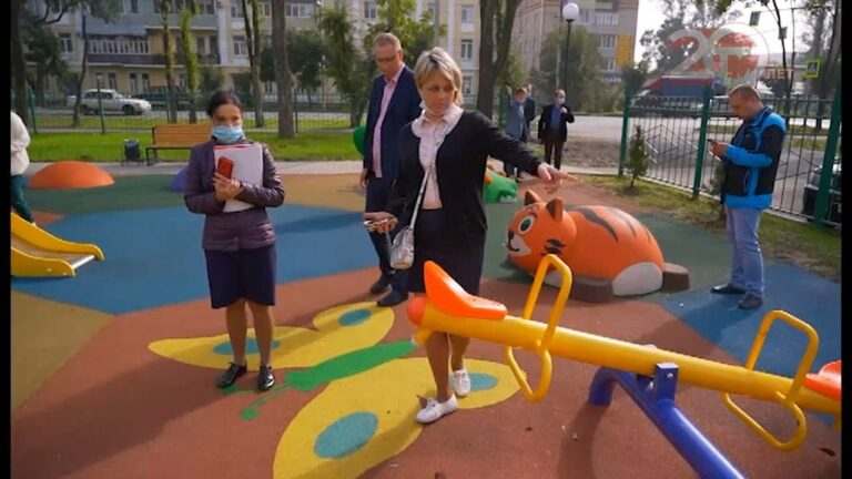 Новый сквер на улице Ленинградской проверила комиссия