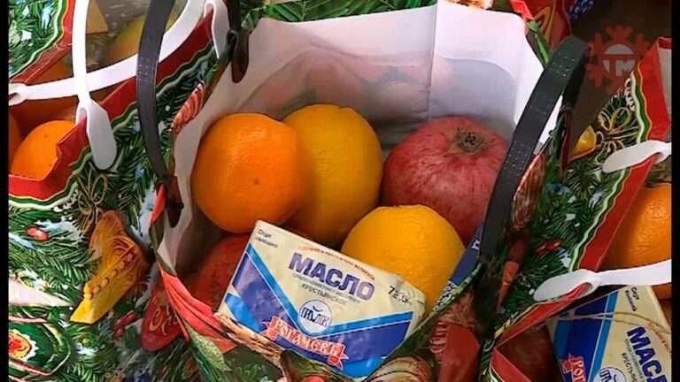 Продуктовые наборы медицинским работникам передал глава Уссурийска