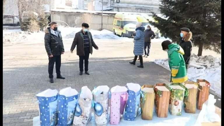 Благодарность за работу. Сотрудникам скорой помощи вручили подарки