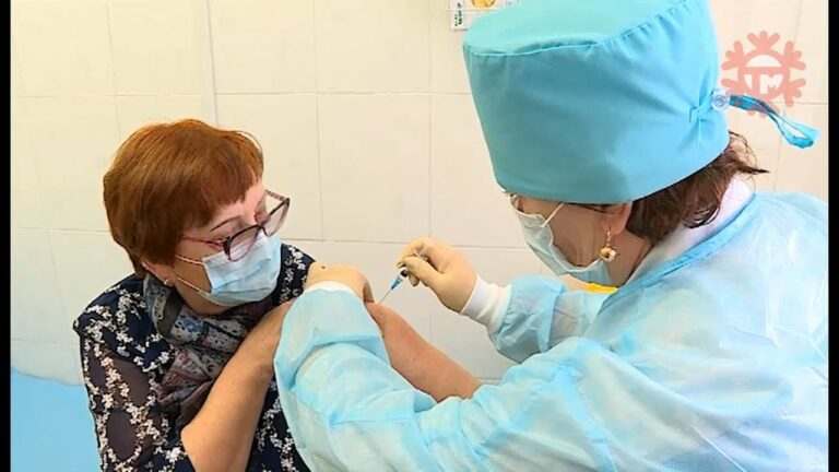 От коронавируса начали вакцинировать в Уссурийске