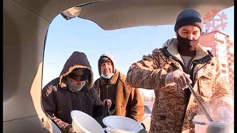 Бездомным Уссурийска раздают бесплатные горячие обеды