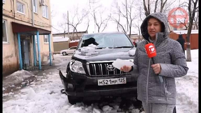 Снег с крыш разбивает машины уссурийцев