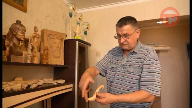 Простое дерево у местного художника превращается в произведение искусства