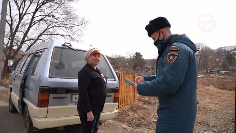 Новые правила. Инспекторы пожарного надзора учат дачников правильно жечь траву