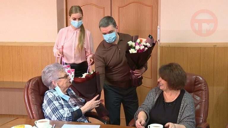 Почётных жительниц и активисток Уссурийска поздравил с наступающим 8 Марта глава округа