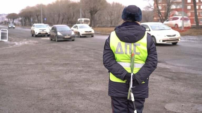 Вместо штрафа — цветы. Автолюбительницы Уссурийска сегодня принимали поздравления