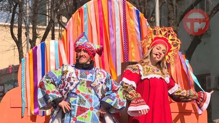 Последний день Масленицы Уссурийск начал отмечать шествием по городу