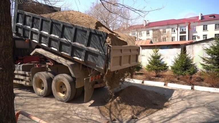Следит за территорией. Депутат округа проконтролировал отсыпку проезда к домам