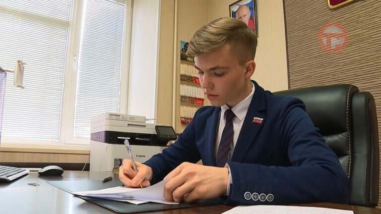 Уссурийские школьники побывали на месте депутатов Думы округа