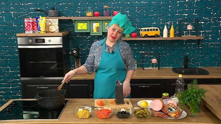 Есть после 6.  Сборная мясная солянка и салат из моркови по-корейски с ветчиной и кукурузой