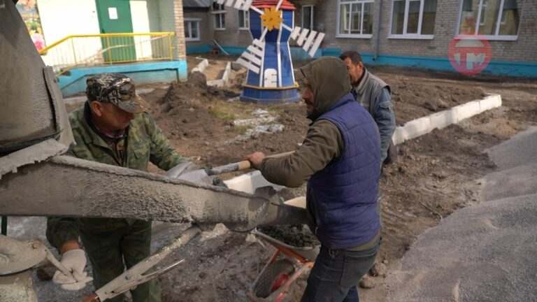 Территорию детского сада № 35 начали благоустраивать