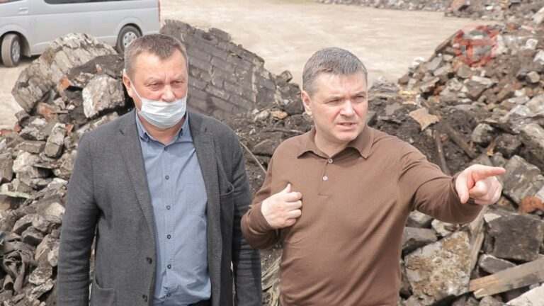 Сломанные качели, ямы на дорогах и стихийные свалки увидел глава округа в районе 5 км