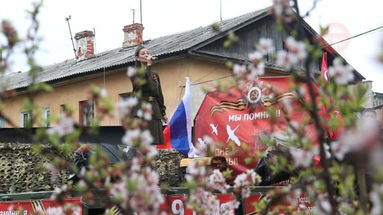 Концерт с доставкой. В день Победы ветеранов Уссурийска поздравляли у дома