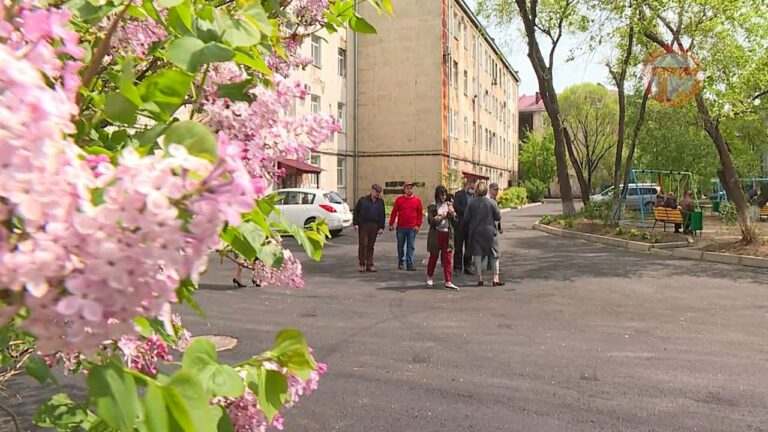 Забыли о лужах после дождя жители дома по Краснознаменной, 155