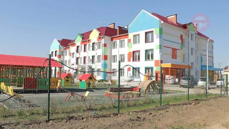 Благоустройство детского сада в микрорайоне Радужном подходит к концу