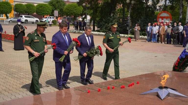В День памяти и скорби в Уссурийске возложили цветы к Вечному огню