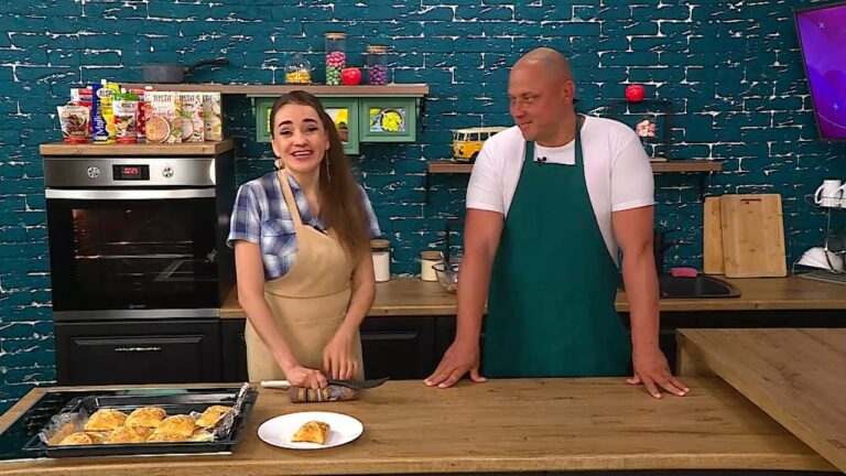 Есть today. 03.06.2021. Слойки с сыром и колбасой