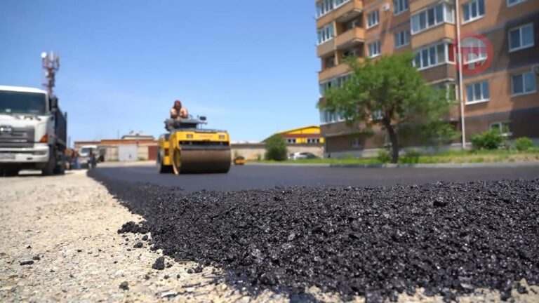 На Кушнира, 10 строят муниципальную парковку