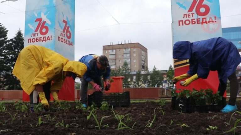 Центральная площадь Уссурийска постепенно наполняется новыми цветами