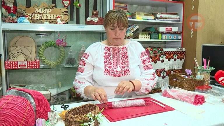 Мастер плетения из бумажной лозы Ирина Стосенко
