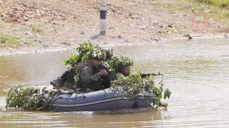 Показательное занятие по форсированию водной преграды провели военнослужащие Приморья