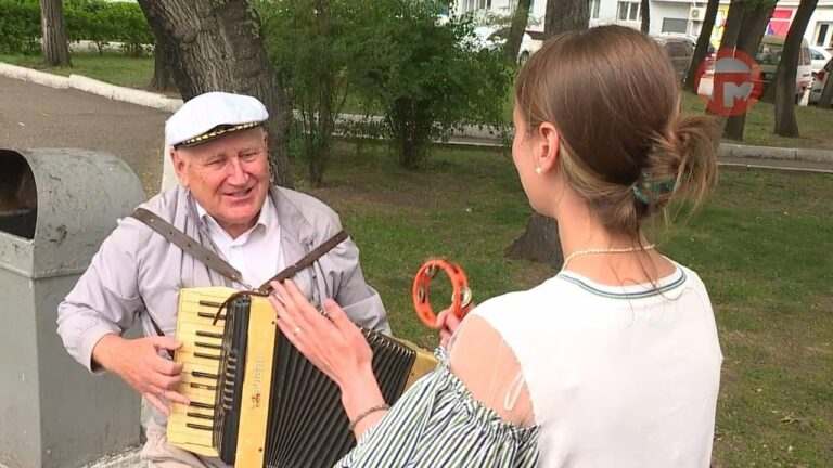 Бывший учитель физики повышает настроение уссурийцам игрой на аккордеоне