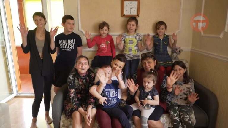 Многодетная семья. В канун праздника поздравления принимали родители десятерых детей