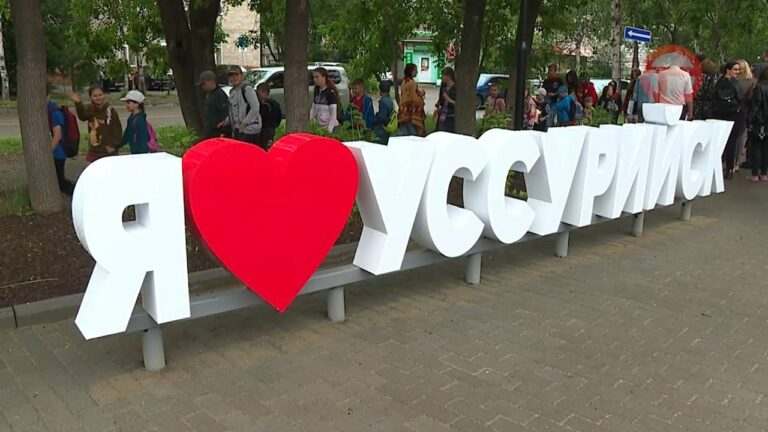 Глава округа оценил работу на строительстве двух новых уссурийских скверов