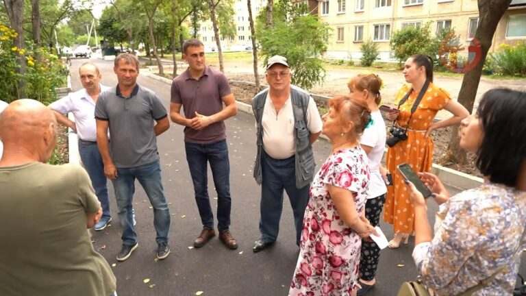 Десятки лет без ремонта и отвода воды с территории