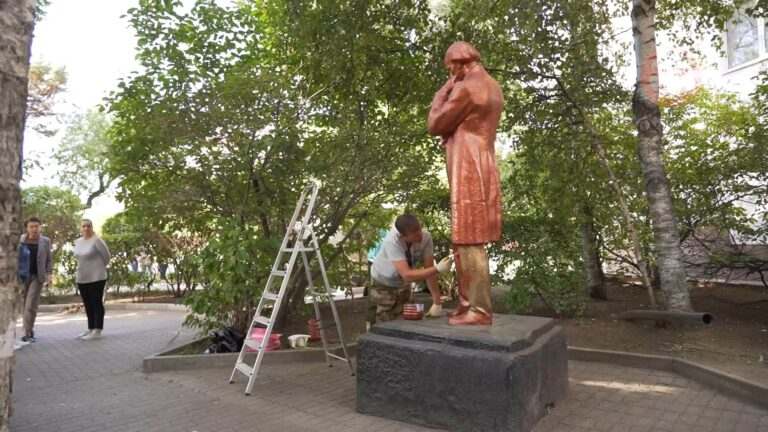 Памятник Некрасову и территорию вокруг монумента в центре Уссурийска привели в порядок