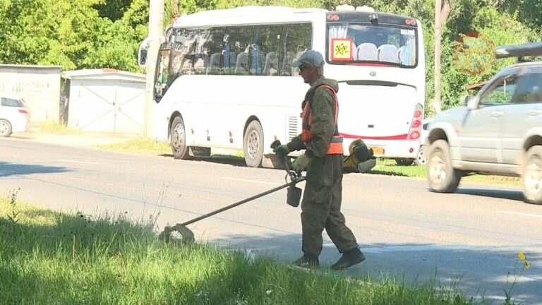 Уссурийск очищают от мусора и травы