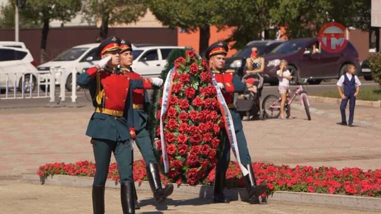 На Площади Победы уссурийцы возложили цветы к Вечному огню