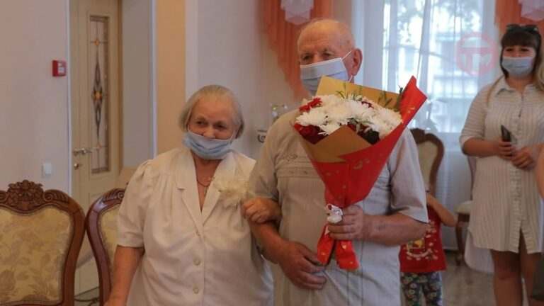 Уссурийцы Юрий и Нина Миронец отметили изумрудную свадьбу