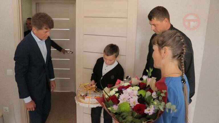 Десять уссурийцев получили ключи от квартир в Радужном