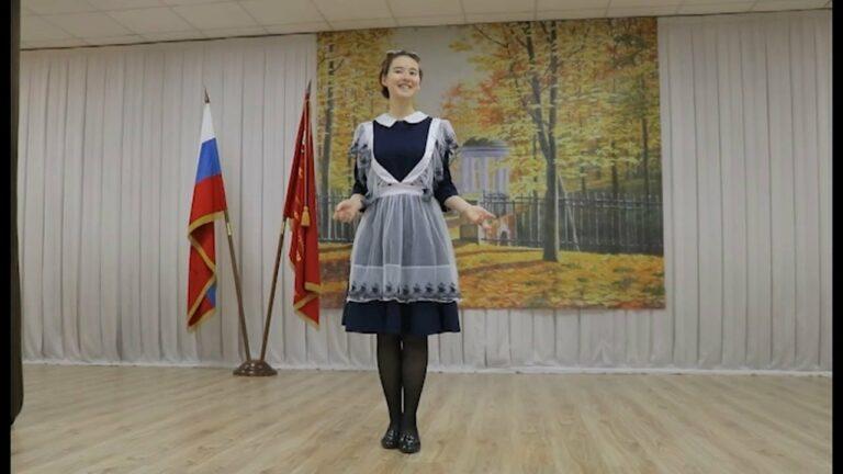Жители города читают стихотворения, которые посвящены дню народного единства