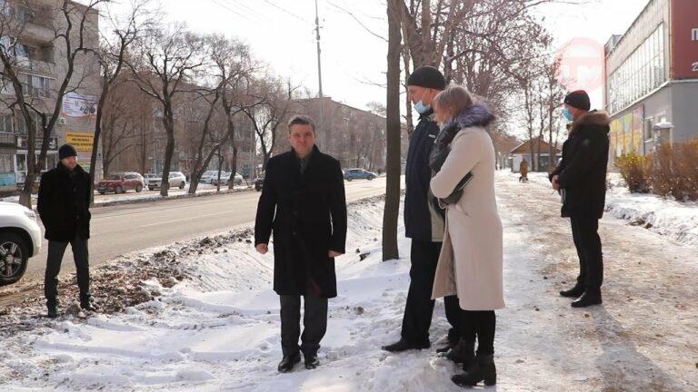Борьба с наледью на тротуарах улиц и скверов идет в Уссурийске