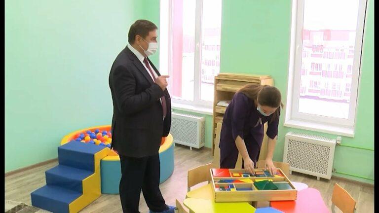 Председатель думы округа Александр Черныш с визитом побывал в детском саду микрорайона Радужного