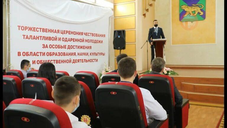 Чествование талантливых студентов и их преподавателей организовали в администрации округа