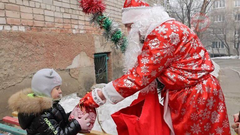 Подарки вручили семьям, которые находятся в сложной жизненной ситуации