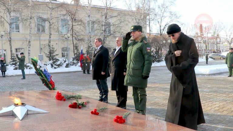 В Уссурийске у Вечного огня почтили память павших защитников Родины