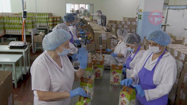 Губернаторские подарки активно собирают на кондитерской фабрике в Приморье