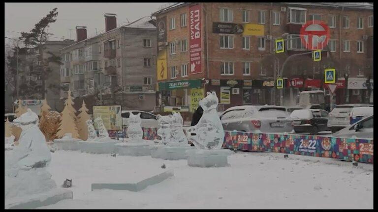 Новый год прошел, а зимний городок в центре Уссурийска продолжает встречать гостей