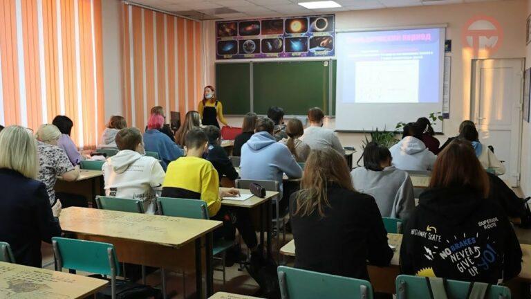 Студенты принимают поздравления. День самоуправления среди учащихся ВГУЭС