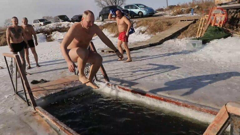 «Моржи уссурийские». Клуб любителей зимнего купания есть в нашем городе