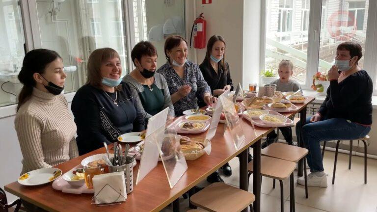Взрослым — детский обед. Родители — гости школьной столовой