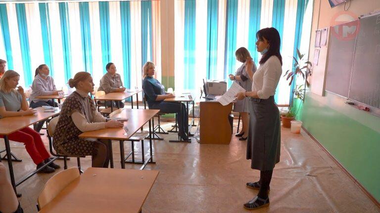 ЕГЭ по математике сдали в 22 школе Уссурийска. Правда, за парты сели не дети, а их мамы и папы