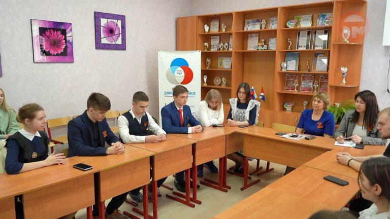 Разговор с молодежью. Школьники встретились за круглым столом с представителями администрации округа