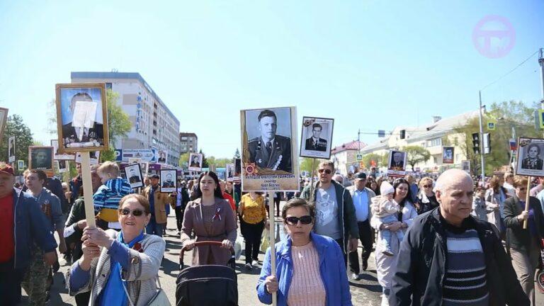 #хроникидняпобеды «Бессмертный полк» замкнул парад на центральной площади города.