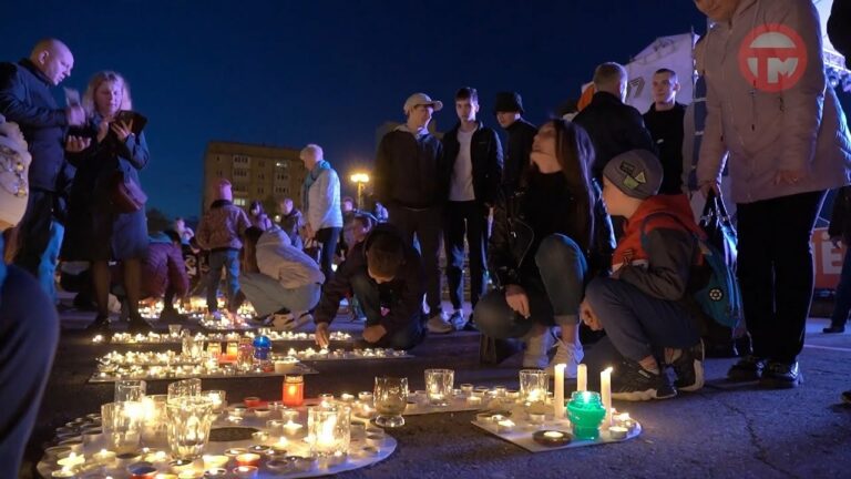 #хроникидняпобеды Свечи памяти зажгли на центральной площади нашего города