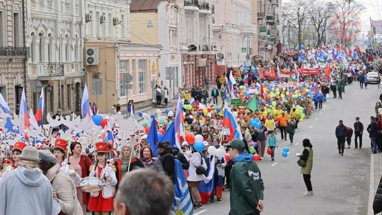 Плакаты с бодрыми призывами, флаги, транспаранты, — так первомай отметили в столице Приморья